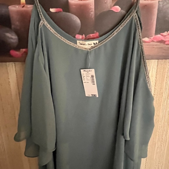 Mandee Aqua Cold Shoulder Blouse / Size Medium NWT - Picture 11 of 11